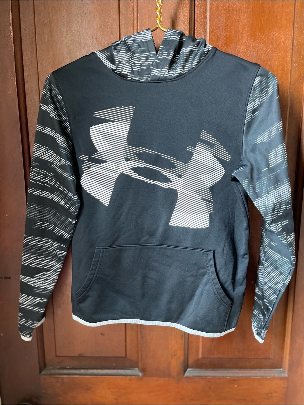 Under Armour boys youth large black hoodie